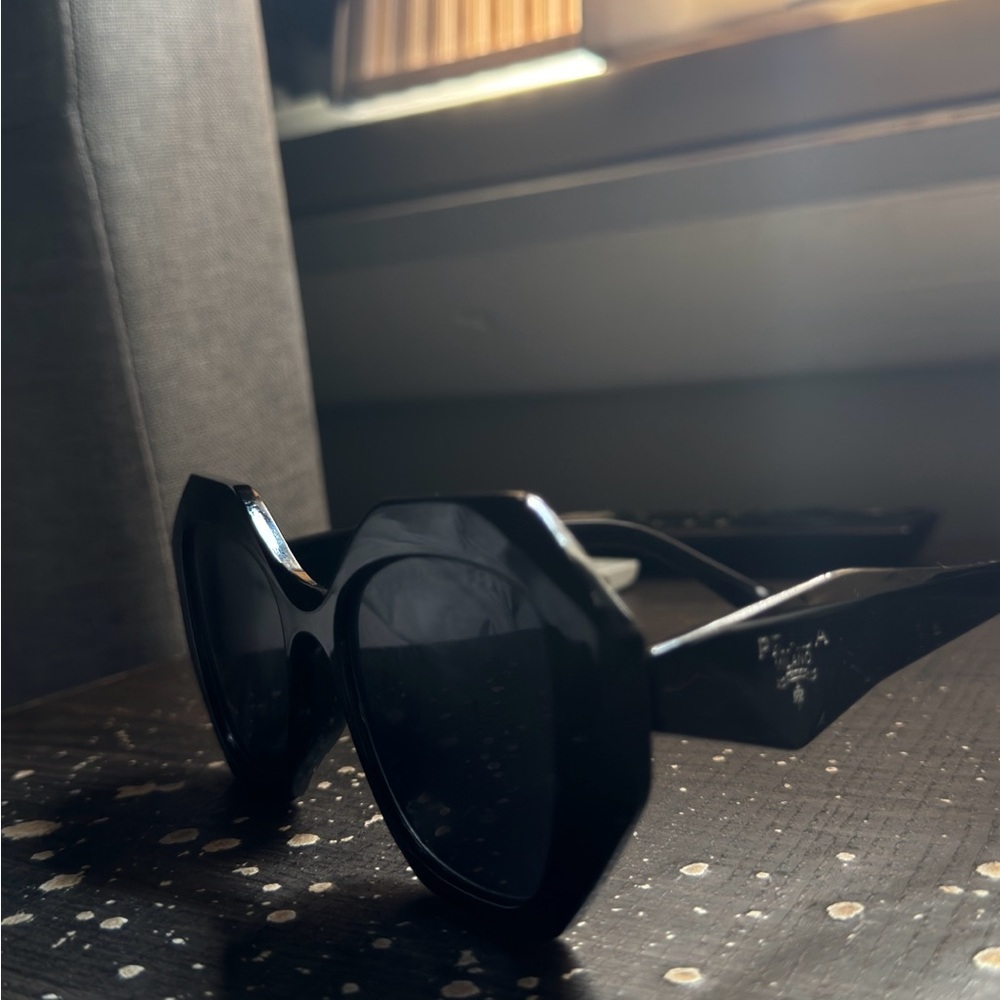 black sunglasses pr16ws
